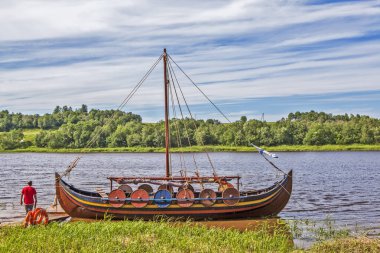 Festivalde Volkhov nehrindeki tekne, Ladoga Festivali 'nin yeniden inşası. Lyubsha. Rusya.