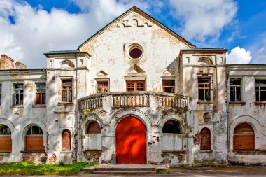 MP 'nin Tarım Kolonisi Okul Evi. Bekleshova. Mimarlık Anıtı (tarih). Izvara. Volosovsky bölgesi. Leningrad bölgesi. - Rusya. Çekim tarihi 27 Ağustos 2015