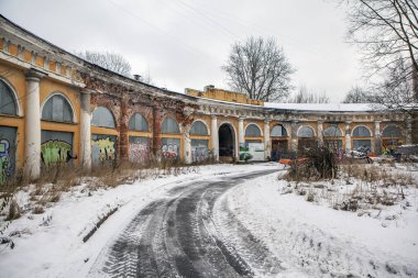 Şehirdeki terk edilmiş eski bina.
