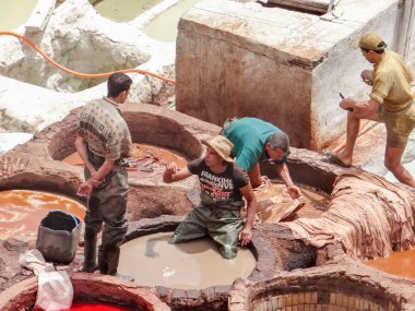 Bunlar, MoroCCO - 31 Mayıs 2013: Shouar 'ın deri tabakhanelerinde ve boya evlerinde deri işleme fotoğrafları.