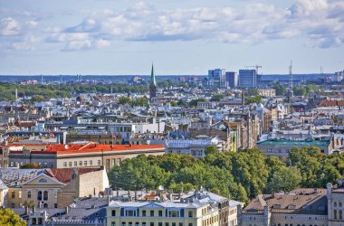 RIGA, LATVIA - 22 AĞUSTOS 2018: St. Peter kilisesinin kulesindeki şehir manzarası fotoğrafı.