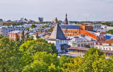 Yaroslavl Panoraması. Şekil Değiştirme Manastırı 'nın çan kulesinden görüntü. Altın yüzük. Rusya. Çekim tarihi 27 Haziran 2018