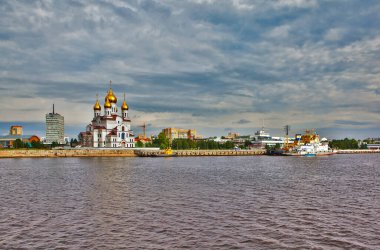 Deniz nehri istasyonu ve Mikhailo-Arkhangelsk Katedrali. Arkhangelsk. Tarih 20 Ağustos 2017.