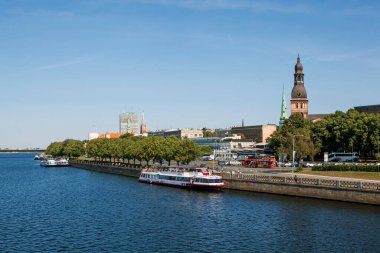 RIGA, LATVIA - 23 AĞUSTOS 2018: Daugava 'dan Eski Şehir Görünümü.