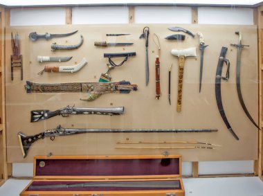 BELGRAD, SERBIA - MAYIS 01, 2019: Yugoslav Tarihi Müzesi 'nin salonunda antik silahların sergilendiği fotoğraf.