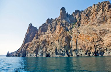 Kara Dag parlak güneş ışığında denizin üzerinde sallanıyor.