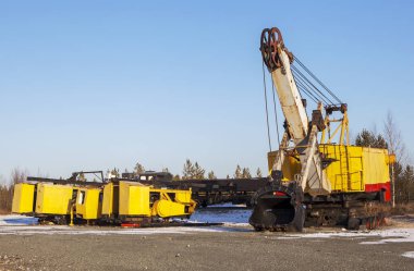 Vysokogorsk maden ve işleme tesisi Nizhny Tagil 'in gözlem güvertesinde maden ekipmanları sergileniyor. Rusya. Tarih 27 Kasım 2017.