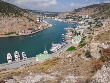 Kayalardan güneşli balaklava limanı manzarası