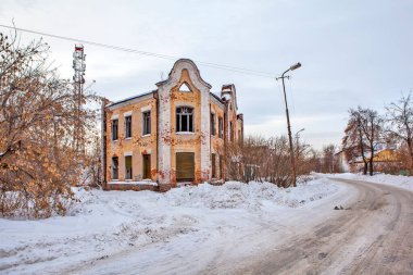 Kış günü eski bir ev.