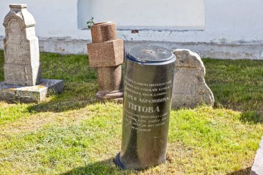 Spaso-Yakovlevsky Dimitrievsky Manastırı 'nın mezarlığındaki mezar taşları. Büyük Rostov. Yaroslavskaya bölgesi. Rusya 'nın altın yüzüğü. Çekim tarihi 29 Mayıs 2018.