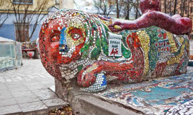 Mozaik aslan sıraları. Küçük Sanat Akademisi 'nin mozaik avlusunun bir parçası. St. Petersburg 'da. Rusya, Çekim Tarihi 30 Kasım 2018