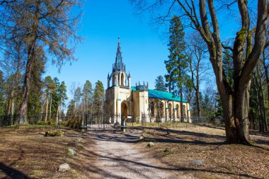 Shuvalov Park 'taki Peter ve Paul Kilisesi. Pargolovo. St. Petersburg 'da. Rusya. Çekim tarihi 24 Nisan 2015