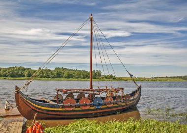 Festivalde Volkhov nehrindeki tekne, Ladoga Festivali 'nin yeniden inşası. Lyubsha. Rusya.