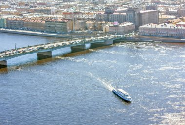 Minik köprü. Havadan kaldırma görüntüsü. St. Petersburg 'da. - Rusya. Çekim tarihi 18 Nisan 2019