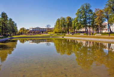 TSARSKOYE SELO, RUSSIA - 18 Mayıs 2019: Ayna Göleti ve Cameron Galerisi.