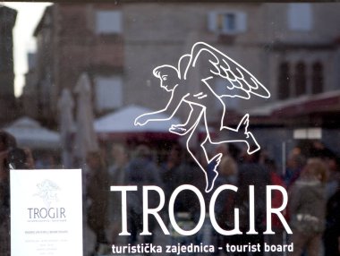 TROGIR, CROATIA - MAYIS 03, 2019: cam kapılarda yazılı fotoğraf ve melek resmi.