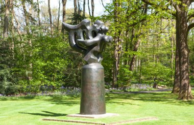 OTTERLOO, HOLLAND - 2 Mayıs 2018: De Hoge Veluwe parkındaki Heykellerin Fotoğrafı.