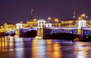 Palace Köprüsü. Yılbaşı gecesi gece görüşü. St. Petersburg 'da. Rusya (2017)