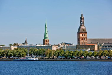 RIGA, LATVIA - 23 AĞUSTOS 2018: Daugava 'dan Eski Şehir Görünümü.
