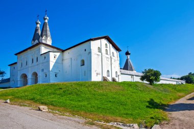 Köydeki eski ahşap kilise.