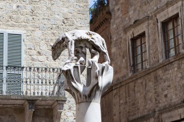 Siena, İtalya. Üzerinde bir Siena dişi kurt heykeli olan sütun. Çekim tarihi 6 Mayıs 2014