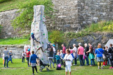 Çocuklar Akershus kalesindeki tırmanma duvarında eğitim görüyorlar. Oslo. Norveç. Çekim tarihi 23 Ağustos 2014.