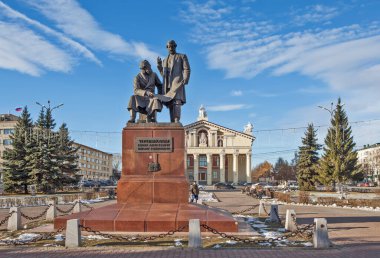 NIZHNY TAGIL, RUSSIA - 4 Nisan 2018: Fotoğraf D. Mamin-Sibiryak 'tan alınmıştır. Tiyatro meydanı