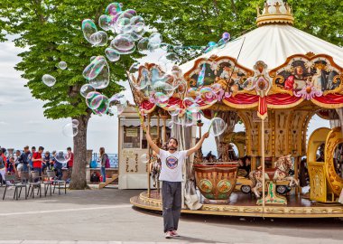 Kabarcık ustası şovu gösteriyor. Assisi, İtalya. Çekim tarihi 7 Mayıs 2014.