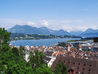 Lucerne, İsviçre 'de binalar, limanlar ve isimler aydınlatılıyordu.