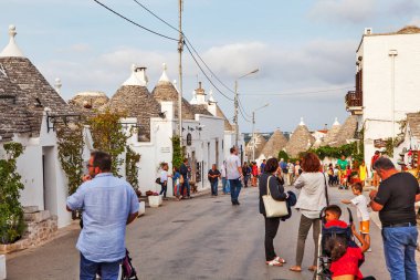 ALBEROBELLO, İTALYA 10 Eylül 2017: Geleneksel evler Trullo.