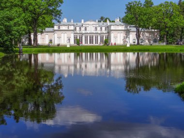 Çin Sarayı binası göl suyuna yansıyor, Saint Petersburg, Rusya