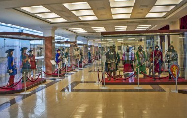 VERKHNYAYA PYSHMA, RUSSIA - 11 Nisan 2018: Rus silahlı kuvvetlerinin üniformalı, teçhizatlı ve rütbeli Manikinlerin fotoğrafı. Askeri teçhizat Müzesi Uralların Savaş Zaferi.