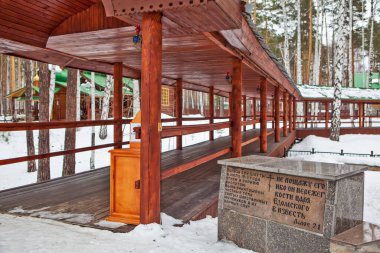 Madenin etrafındaki anıt taş ve galeri. Ganina Yama. Yekaterinburg 'da. - Rusya. 12 Mart 2014 tarihli