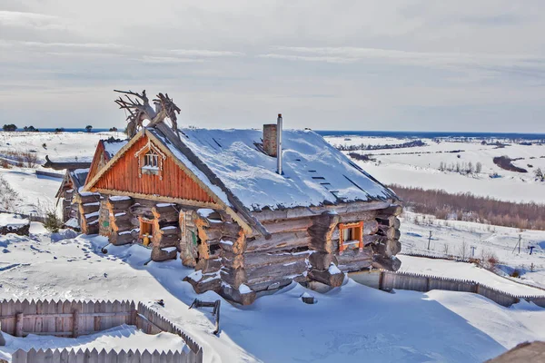 Drewniany Dom Zimie — Zdjęcie stockowe