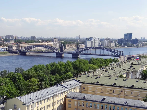 スモルニー大聖堂の鐘楼からネヴァ川とボルシェフスキンスキー橋の眺め サンクトペテルブルク ロシア撮影年月日2012年5月28日 — ストック写真