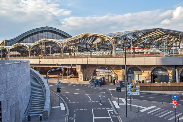 ケルン ドイツ 2018年5月1日 ケルン大聖堂の側面からの鉄道駅の写真 — ストック写真