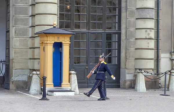 Stockholm Sweden Wrzesień 2017 Zdjęcie Strażnika Słupie Pobliżu Armaty Pałacu — Zdjęcie stockowe