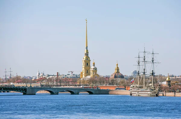 Символи Санкт Петербурга Троїцький Міст Фортеця Петра Павла Фрегат Грейс — стокове фото