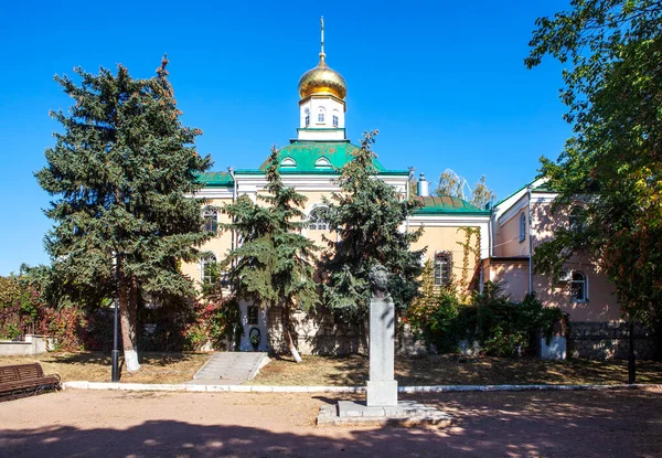 Μνημείο Του Αλεξάντερ Σεργκέεβιτς Πούσκιν Στο Παρασκήνιο Της Θλιμμένης Εκκλησίας — Φωτογραφία Αρχείου