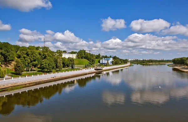 Widok Rzekę Park Bazę Wioślarską Mostu Nad Rzeką Sozh Żomel — Zdjęcie stockowe