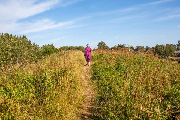 Eski bir yerleşim bölgesinin toprak surları. Belozersk 'te. Vologodskaya Oblastı. Rusya. Çekim tarihi 2 Ağustos 2018.