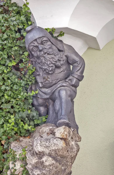 Sculpture Smiling Gnome Propping Corner Balcony Gilgen Austria Date Filming —  Fotos de Stock