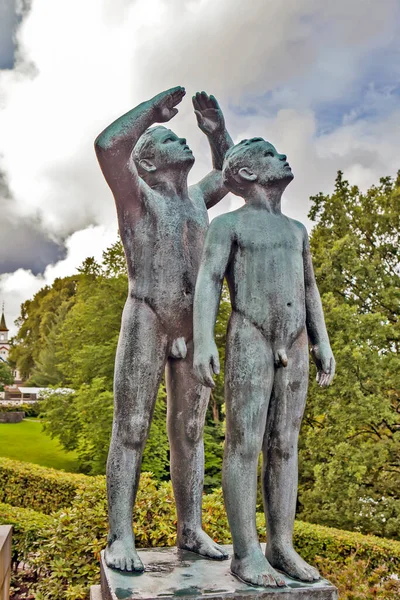 Dva Kluci Dívají Nahoru Vigelandský Sochařský Park Oslo Datum Natočení — Stock fotografie