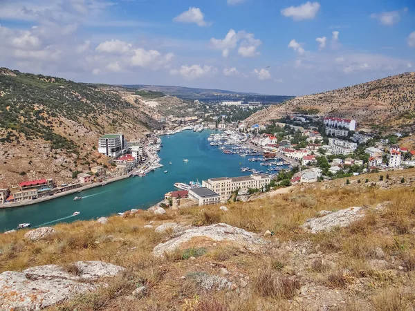 Kayalardan güneşli balaklava limanı manzarası