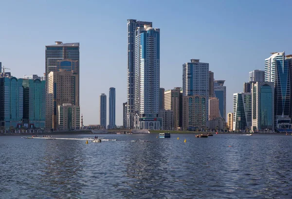 Arranha Céus Nas Margens Laguna Khalid Sharjah Emirados Árabes Unidos — Fotografia de Stock