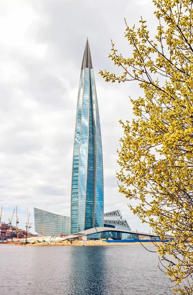 ロシアのサンクトペテルブルク エイプリル社2019年20日 ラフタセンターを望むサンクトペテルブルク300周年記念公園の写真 — ストック写真