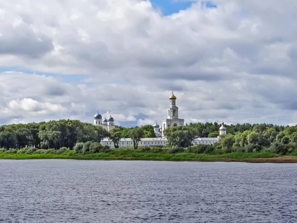 Церковь Реки Летом — стоковое фото