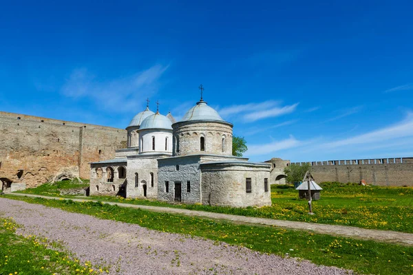 Nikolskaya教堂 假设大教堂和Vorotnaya塔 伊凡哥罗德要塞Ivangorod 列宁格勒地区2017年5月30日拍摄日期 — 图库照片