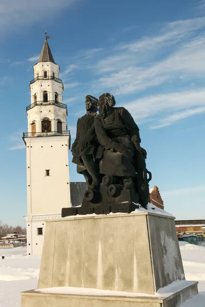 Denkmal Für Peter Und Demidow Vor Dem Hintergrund Eines Schiefen — Stockfoto