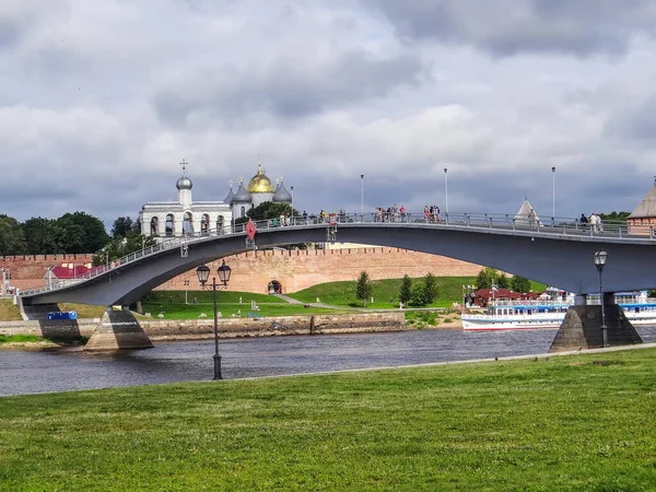 ノヴゴロドクレムリン川とヴォルホフ川を見下ろす堤防 ヴェリキー ノヴゴロド ロシア撮影年月日2013年8月10日 — ストック写真